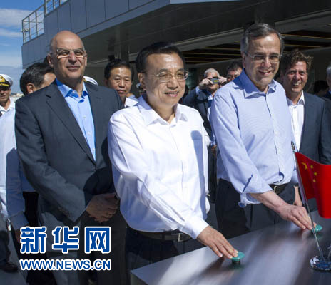 這是李克強(qiáng)與薩馬拉斯共同發(fā)出指令，一列滿(mǎn)載中國(guó)貨物的列車(chē)緩緩駛出比雷埃夫斯港，開(kāi)往中東歐目的地。新華社記者 王曄 攝