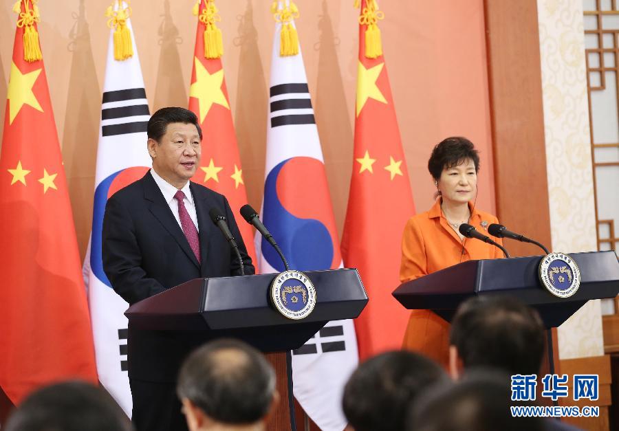7月3日，國家主席習近平在首爾同韓國總統(tǒng)樸槿惠舉行會談。會談后，兩國元首共同會見記者。 新華社記者姚大偉攝