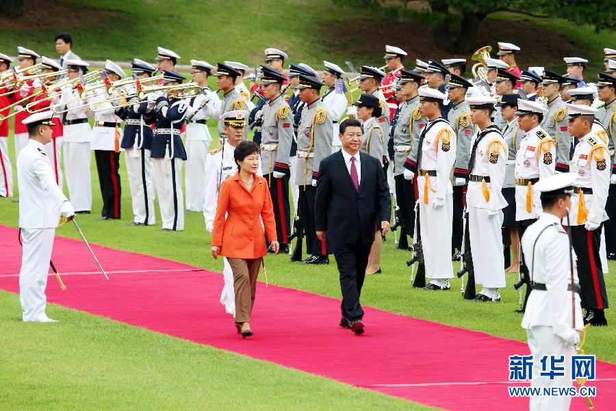 7月3日，國家主席習近平在首爾同韓國總統(tǒng)樸槿惠舉行會談。會談前，樸槿惠在青瓦臺總統(tǒng)府為習近平舉行隆重歡迎儀式。 新華社記者姚大偉攝