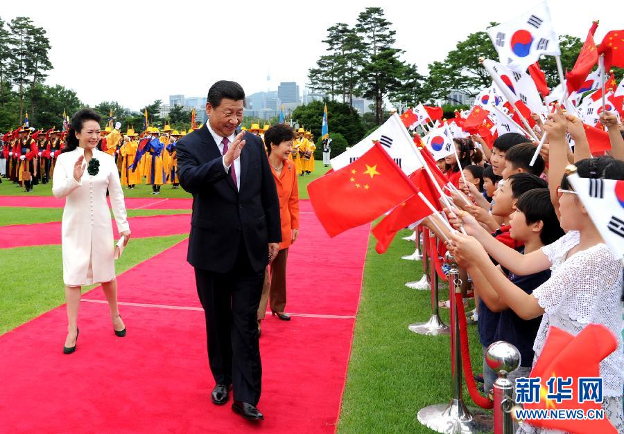7月3日，國家主席習近平在首爾同韓國總統(tǒng)樸槿惠舉行會談。會談前，樸槿惠在青瓦臺總統(tǒng)府為習近平舉行隆重歡迎儀式。 新華社記者饒愛民攝 
