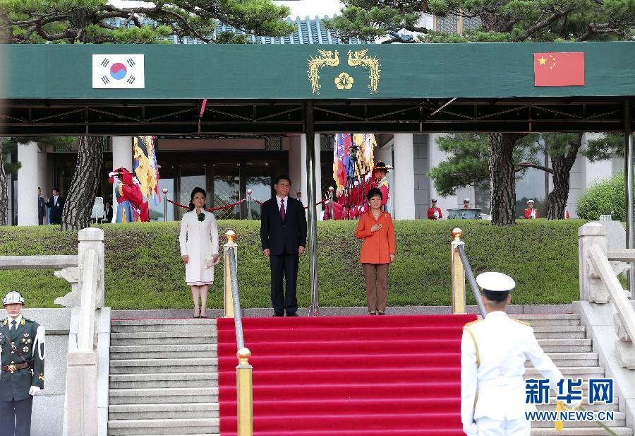 7月3日，國家主席習近平在首爾同韓國總統(tǒng)樸槿惠舉行會談。會談前，樸槿惠在青瓦臺總統(tǒng)府為習近平舉行隆重歡迎儀式。 新華社記者丁林攝 