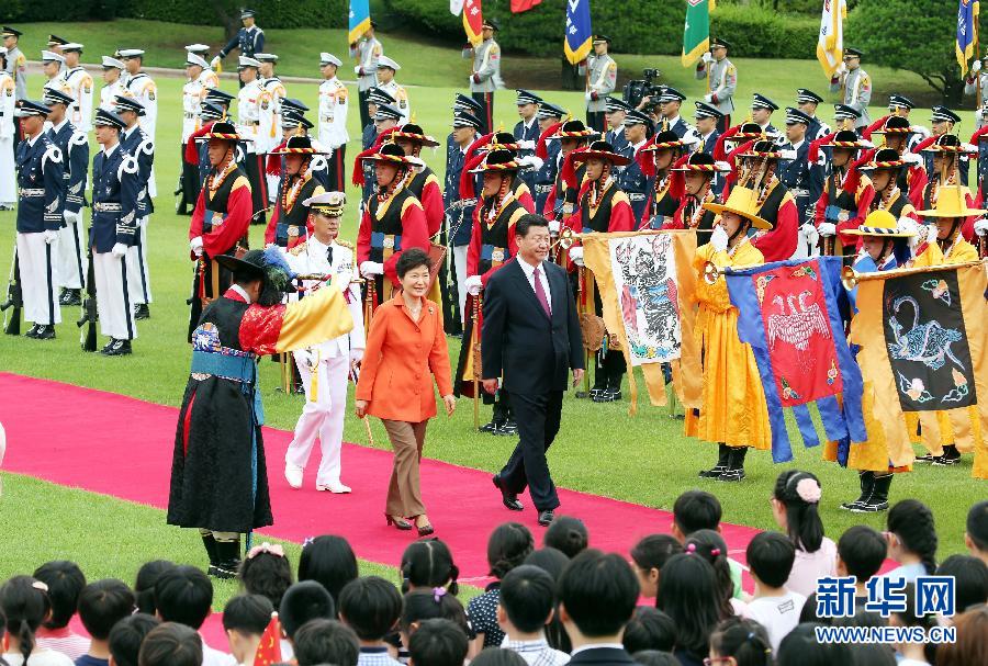 7月3日，國家主席習近平在首爾同韓國總統(tǒng)樸槿惠舉行會談。會談前，樸槿惠在青瓦臺總統(tǒng)府為習近平舉行隆重歡迎儀式。 新華社記者姚大偉攝 