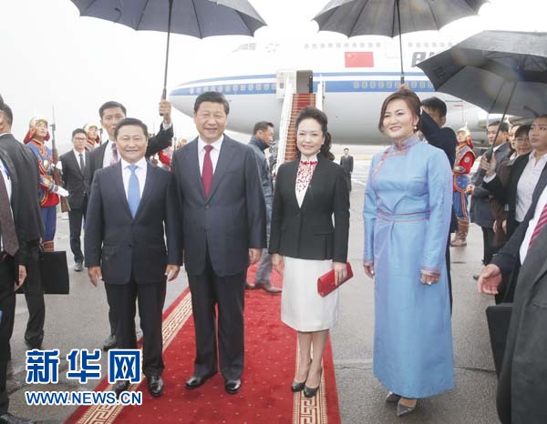 8月21日，國家主席習近平抵達烏蘭巴托，開始對蒙古國進行國事訪問。習近平和夫人彭麗媛在機場受到蒙古國總理阿勒坦呼亞格夫婦熱情迎接。新華社記者鞠鵬攝 