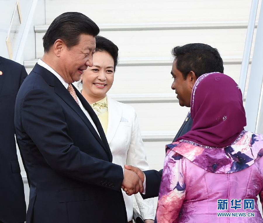 9月14日，國家主席習(xí)近平抵達(dá)馬累，開始對馬爾代夫進(jìn)行國事訪問。習(xí)近平和夫人彭麗媛在機場受到馬爾代夫總統(tǒng)亞明夫婦的熱情迎接。 新華社記者 馬占成 攝