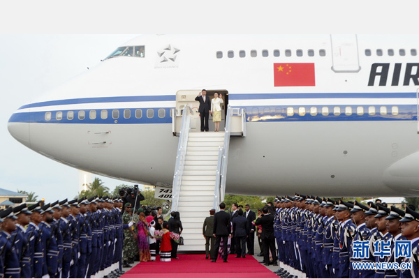 9月14日，國家主席習(xí)近平抵達(dá)馬累，開始對馬爾代夫進(jìn)行國事訪問。習(xí)近平和夫人彭麗媛在機場受到馬爾代夫總統(tǒng)亞明夫婦的熱情迎接。 新華社記者 張鐸 攝