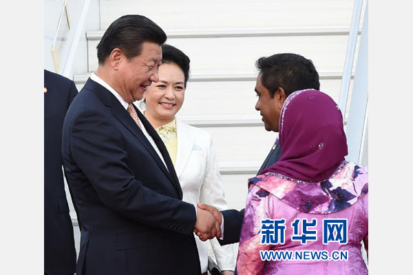  9月14日，國家主席習(xí)近平抵達馬累，開始對馬爾代夫進行國事訪問。習(xí)近平和夫人彭麗媛在機場受到馬爾代夫總統(tǒng)亞明夫婦的熱情迎接。新華社記者 馬占成 攝 