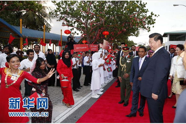  9月14日，國家主席習(xí)近平抵達馬累，開始對馬爾代夫進行國事訪問。習(xí)近平和夫人彭麗媛在機場受到馬爾代夫總統(tǒng)亞明夫婦的熱情迎接。新華社記者 鞠鵬 攝 