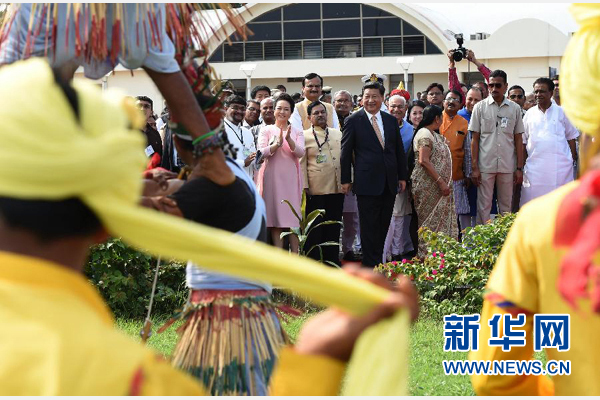 9月17日，國家主席習近平抵達古吉拉特邦艾哈邁達巴德市，開始對印度進行國事訪問。這是印度青年跳起古吉拉特邦傳統舞蹈，歡迎習近平和夫人彭麗媛。新華社記者 馬占成 攝