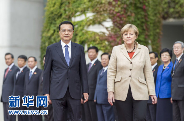 10月10日，德國總理默克爾在柏林總理府前廣場舉行隆重儀式，歡迎國務院總理李克強對德國進行正式訪問。 新華社記者 謝環馳 攝 