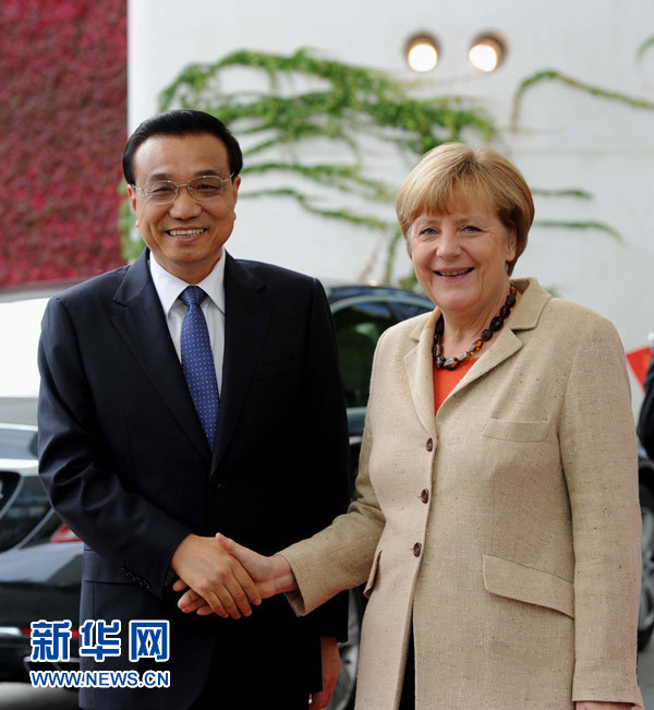 10月10日，德國總理默克爾在柏林總理府前廣場舉行隆重儀式，歡迎中國國務院總理李克強對德國進行正式訪問。 新華社記者 饒愛民 攝 