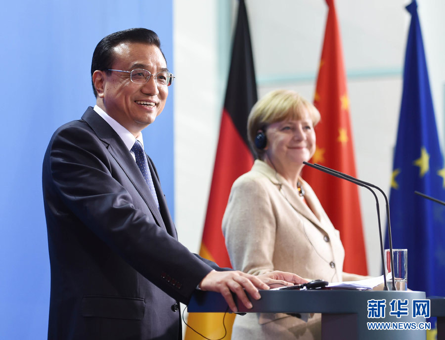 10月10日，國務院總理李克強在柏林與德國總理默克爾圓滿結束第三輪中德政府磋商后共同會見記者。 新華社記者 李學仁 攝 
