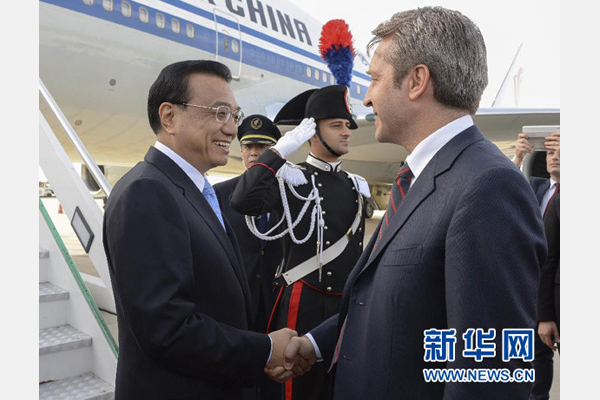 10月14日，國務院總理李克強乘專機抵達羅馬，開始對意大利進行正式訪問，意大利政府高級官員到機場迎接。 新華社記者李學仁攝