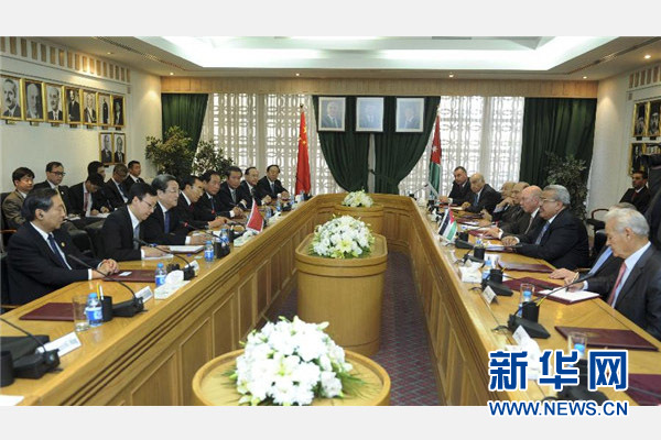 11月9日，正在約旦進(jìn)行正式友好訪問(wèn)的全國(guó)政協(xié)主席俞正聲在安曼與約旦參議長(zhǎng)拉瓦比德進(jìn)行會(huì)談。 新華社記者 張鐸 攝 