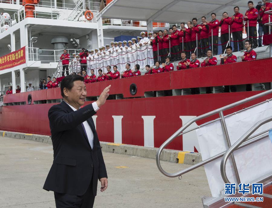 11月18日，正在澳大利亞塔斯馬尼亞州首府霍巴特訪問的中國國家主席習近平在澳大利亞總理阿博特陪同下參觀南極科考項目并慰問兩國科考人員。這是習近平在霍巴特港看望正在這里補給的“雪龍”號全體科考人員。新華社記者李學仁攝 