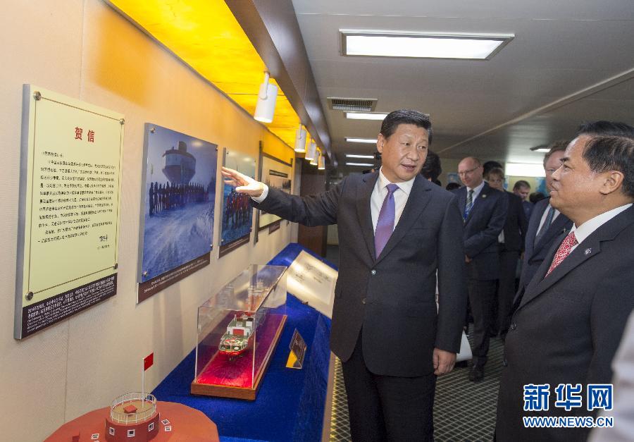 這是習近平參觀中國極地考察30周年圖片展。新華社記者李學仁攝 