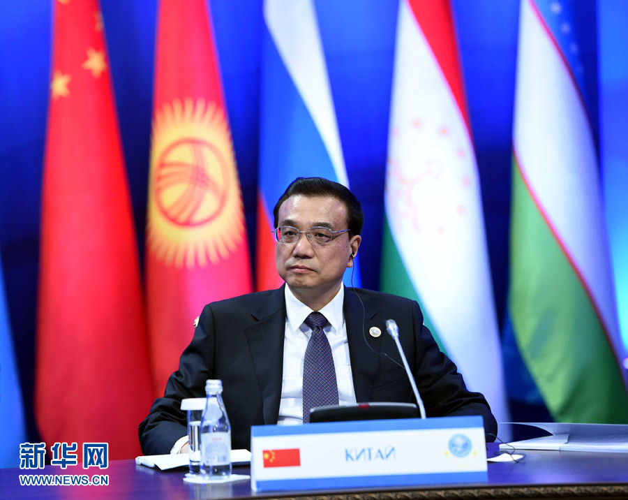 12月15日，中國國務(wù)院總理李克強(qiáng)在阿斯塔納出席上海合作組織成員國政府首腦理事會(huì)第十三次會(huì)議。 新華社記者 饒愛民 攝