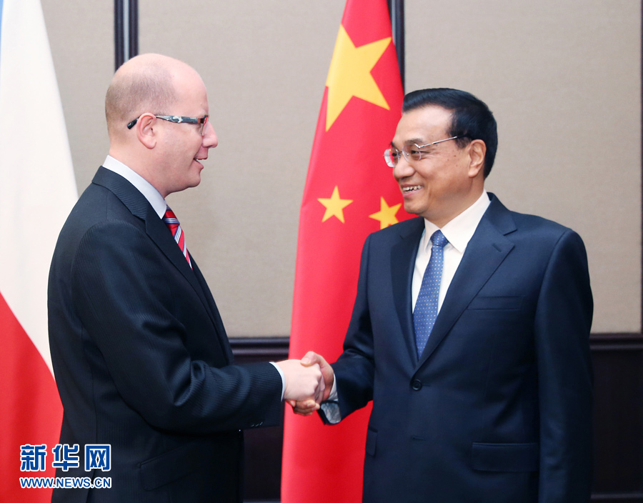 12月16日，中國國務(wù)院總理李克強在貝爾格萊德會見捷克總理索博特卡。 新華社記者姚大偉攝 