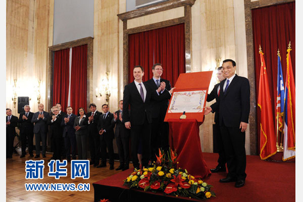 12月18日，中國(guó)國(guó)務(wù)院總理李克強(qiáng)在貝爾格萊德市政廳接受“貝爾格萊德榮譽(yù)市民”證書(shū)，塞爾維亞總理武契奇陪同出席。隨后，李克強(qiáng)同塞各界知名人士親切會(huì)見(jiàn)并互動(dòng)交流。新華社記者 饒愛(ài)民 攝