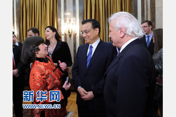 12月18日，中國(guó)國(guó)務(wù)院總理李克強(qiáng)在貝爾格萊德市政廳接受“貝爾格萊德榮譽(yù)市民”證書(shū)，塞爾維亞總理武契奇陪同出席。隨后，李克強(qiáng)同塞各界知名人士親切會(huì)見(jiàn)并互動(dòng)交流。這是李克強(qiáng)同漢學(xué)家波普—采尼奇夫婦親切交談。新華社記者 饒愛(ài)民 攝