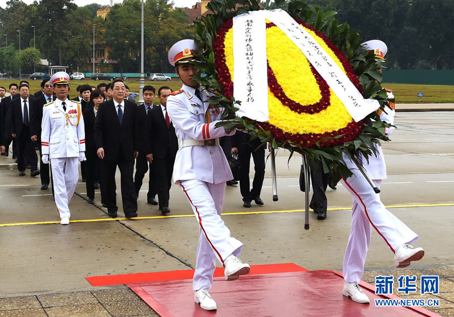 12月25日至27日，中共中央政治局常委、全國政協(xié)主席俞正聲對越南進(jìn)行正式訪問。 這是12月27日，俞正聲在河內(nèi)瞻仰胡志明主席陵。新華社記者劉建生攝