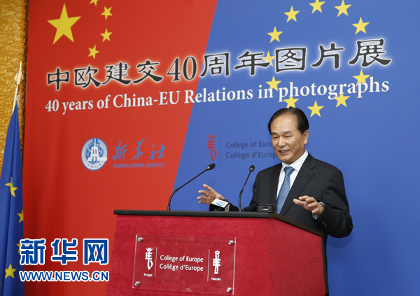 5月18日，正在比利時(shí)訪問(wèn)的新華社社長(zhǎng)蔡名照在比利時(shí)布魯日歐洲學(xué)院舉行的“中歐建交40周年圖片展”開幕式上致辭。在中歐建交40周年之際，由新華社、歐洲學(xué)院主辦的“中歐建交40周年圖片展”18日在位于比利時(shí)布魯日的歐洲學(xué)院開幕。 新華社記者葉平凡攝 