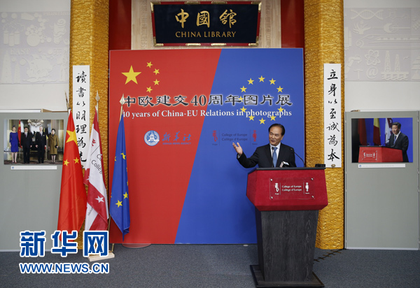 　　5月18日，正在比利時(shí)訪問(wèn)的新華社社長(zhǎng)蔡名照在比利時(shí)布魯日歐洲學(xué)院舉行的“中歐建交40周年圖片展”開幕式上致辭。在中歐建交40周年之際，由新華社、歐洲學(xué)院主辦的“中歐建交40周年圖片展”18日在位于比利時(shí)布魯日的歐洲學(xué)院開幕。 新華社記者葉平凡攝