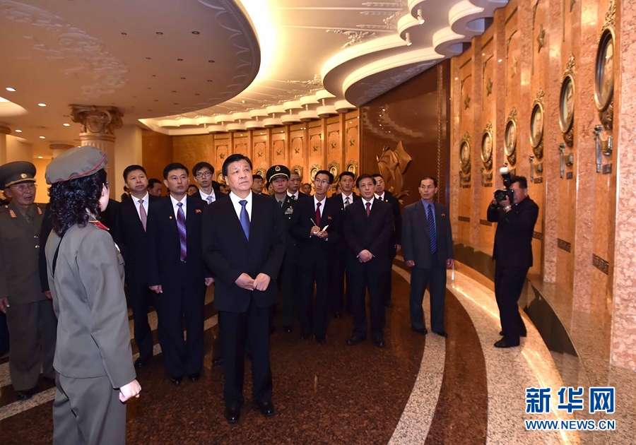 10月10日，正在朝鮮訪問的中共中央政治局常委、中央書記處書記劉云山在平壤參觀朝鮮祖國解放戰(zhàn)爭勝利紀念館。 新華社記者 李濤 攝
