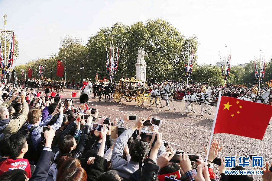 這是習(xí)近平和夫人彭麗媛在女王夫婦陪同下，乘坐皇家馬車前往白金漢宮下榻。新華社記者 周磊 攝