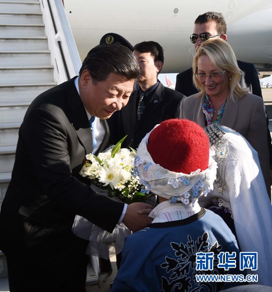 11月14日，國家主席習(xí)近平抵達(dá)土耳其安塔利亞，應(yīng)土耳其共和國總統(tǒng)埃爾多安邀請，出席二十國集團(tuán)領(lǐng)導(dǎo)人第十次峰會(huì)。這是土耳其兒童向習(xí)近平主席獻(xiàn)花。新華社記者 饒愛民 攝 