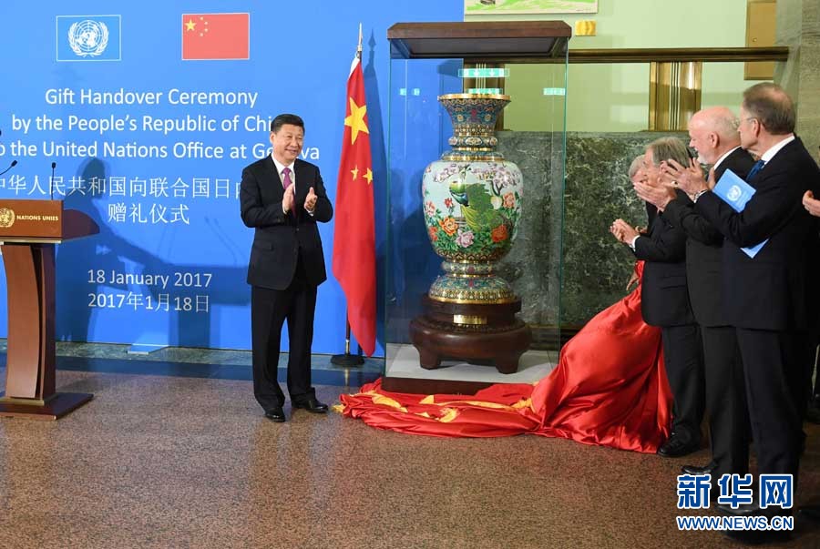 1月18日，國家主席習(xí)近平在瑞士日內(nèi)瓦萬國宮出席“共商共筑人類命運(yùn)共同體”高級(jí)別會(huì)議，并發(fā)表題為《共同構(gòu)建人類命運(yùn)共同體》的主旨演講。這是會(huì)議結(jié)束后，習(xí)近平出席中國向聯(lián)合國日內(nèi)瓦總部贈(zèng)禮儀式。新華社記者 張鐸 攝