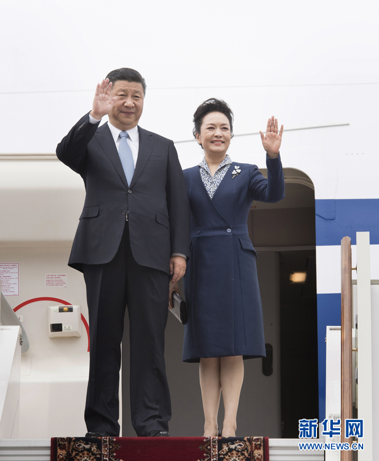 7月3日，國(guó)家主席習(xí)近平乘專機(jī)抵達(dá)莫斯科，開始對(duì)俄羅斯聯(lián)邦進(jìn)行國(guó)事訪問。這是習(xí)近平和夫人彭麗媛步出艙門。 新華社記者 李學(xué)仁 攝