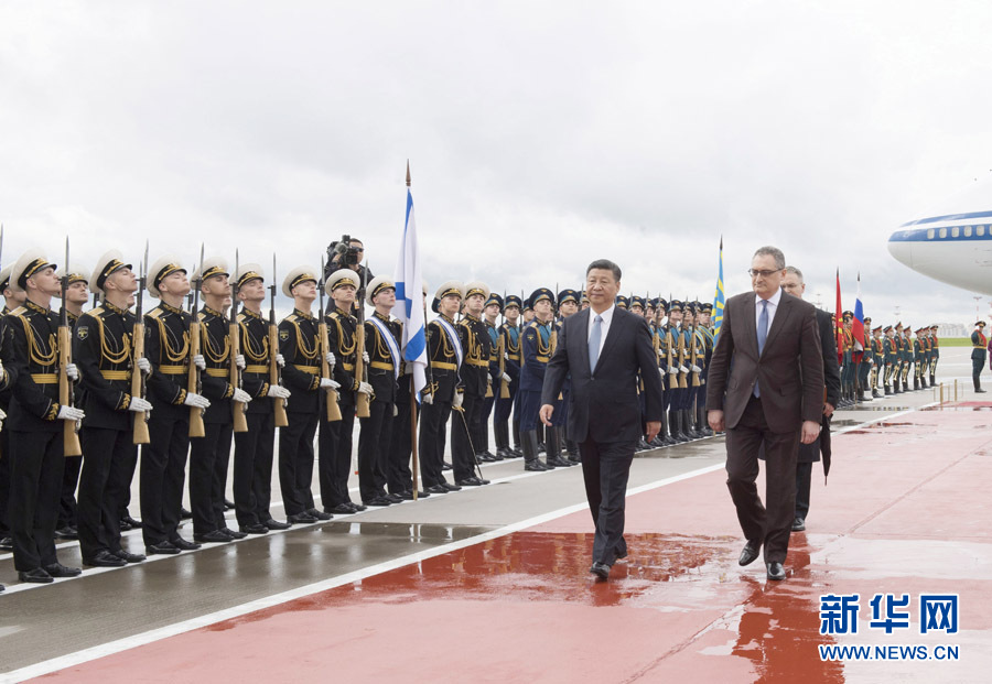 7月3日，國(guó)家主席習(xí)近平乘專機(jī)抵達(dá)莫斯科，開始對(duì)俄羅斯聯(lián)邦進(jìn)行國(guó)事訪問。這是習(xí)近平出席機(jī)場(chǎng)歡迎儀式。 新華社記者 李學(xué)仁 攝