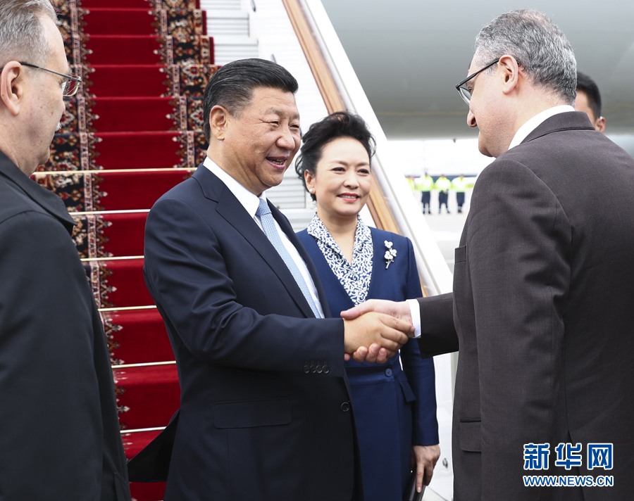 7月3日，國(guó)家主席習(xí)近平乘專機(jī)抵達(dá)莫斯科，開始對(duì)俄羅斯聯(lián)邦進(jìn)行國(guó)事訪問。這是習(xí)近平和夫人彭麗媛受到俄羅斯政府高級(jí)官員熱情迎接。新華社記者 謝環(huán)馳 攝 