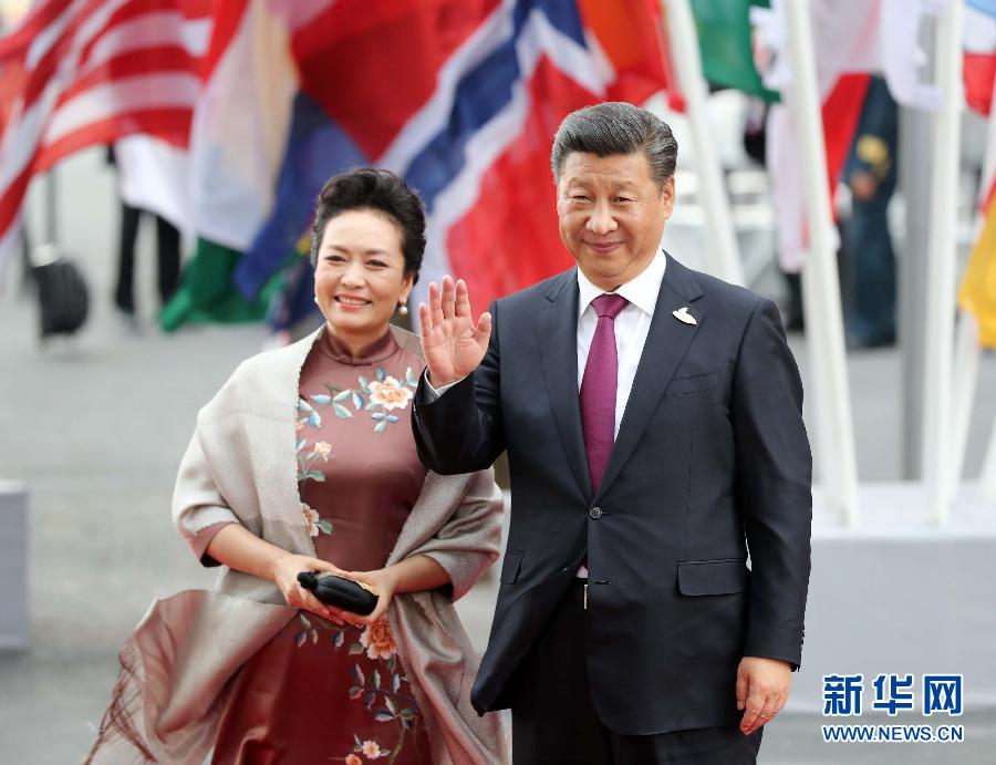 7月7日，二十國集團(tuán)領(lǐng)導(dǎo)人第十二次峰會在德國漢堡舉行。國家主席習(xí)近平出席并發(fā)表題為《堅持開放包容　推動聯(lián)動增長》的重要講話。這是習(xí)近平和夫人彭麗媛出席漢堡峰會舉行的音樂會。新華社記者 劉衛(wèi)兵 攝 
