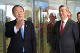 潘基文在新華社新媒體中心參觀(guān)